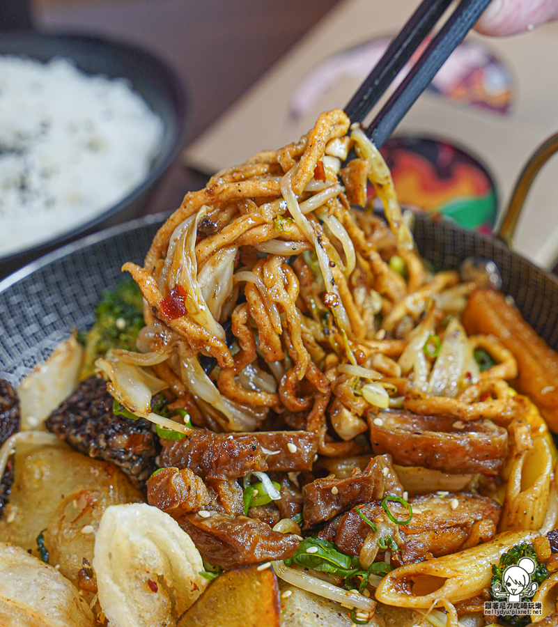 聚椒 乾鍋 推薦 百貨美食 乾鍋推薦 必吃 好吃 香辣 川辣 脆餅 獨門 獨特 特色