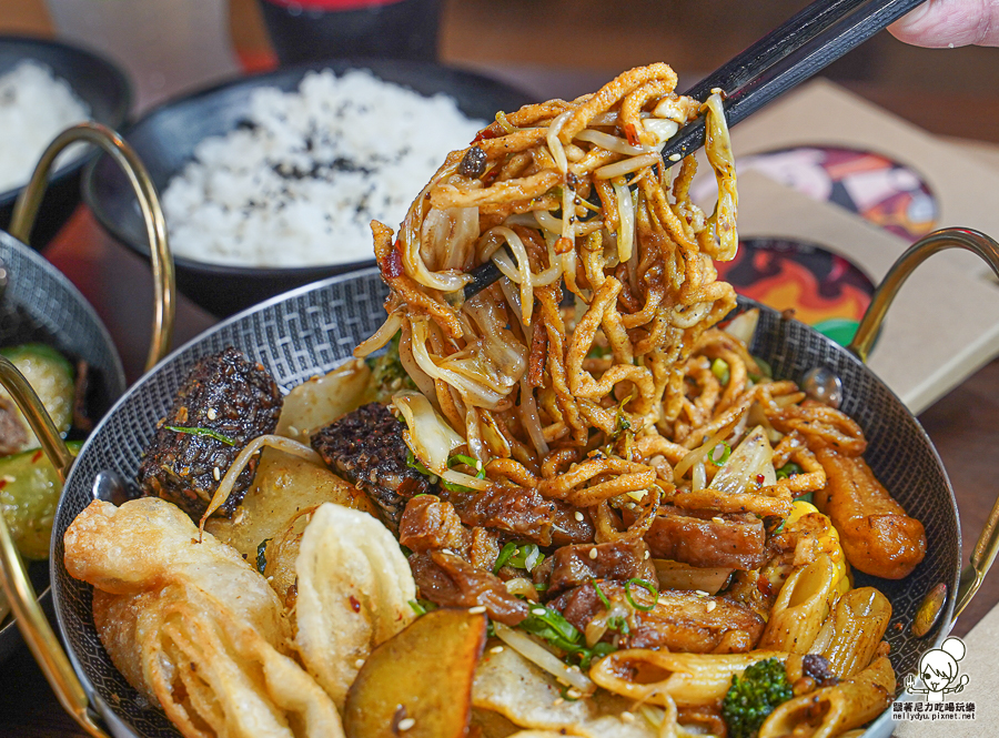 聚椒 乾鍋 推薦 百貨美食 乾鍋推薦 必吃 好吃 香辣 川辣 脆餅 獨門 獨特 特色