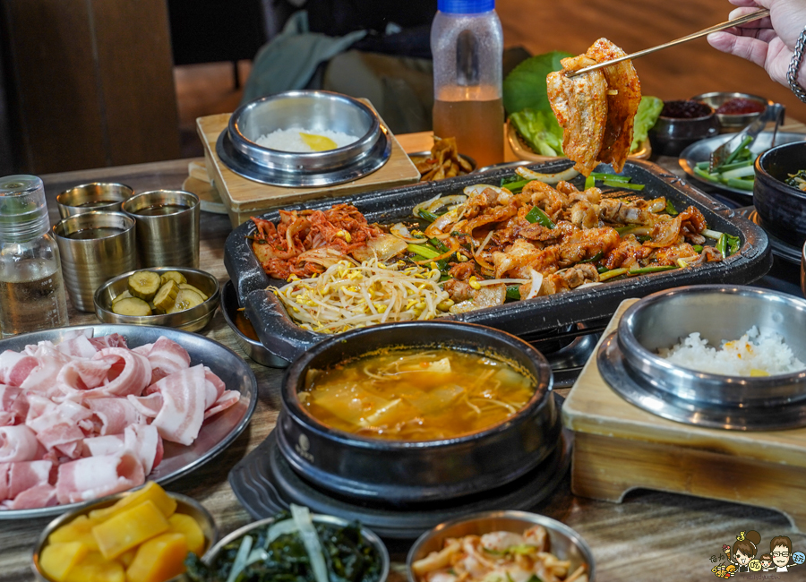 韓式烤肉 韓式料理 水刺床 烤肉 拌飯 小菜免費吃 韓式小菜 聚餐 聚會 文山特區 美術館 高雄美食