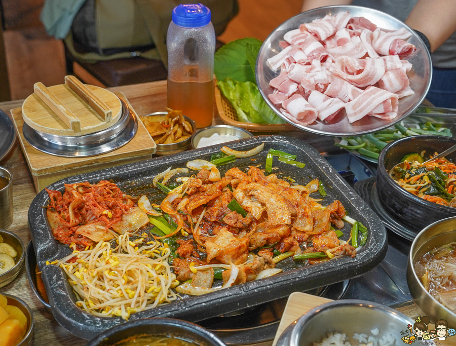 韓式烤肉 韓式料理 水刺床 烤肉 拌飯 小菜免費吃 韓式小菜 聚餐 聚會 文山特區 美術館 高雄美食