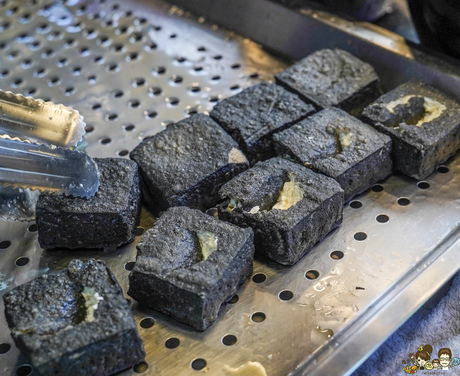 長沙臭豆腐 高雄 臭豆腐 夜市美食 必吃 排隊 獨家 獨門 特色 黑色臭豆腐 夜市必吃 高雄首間