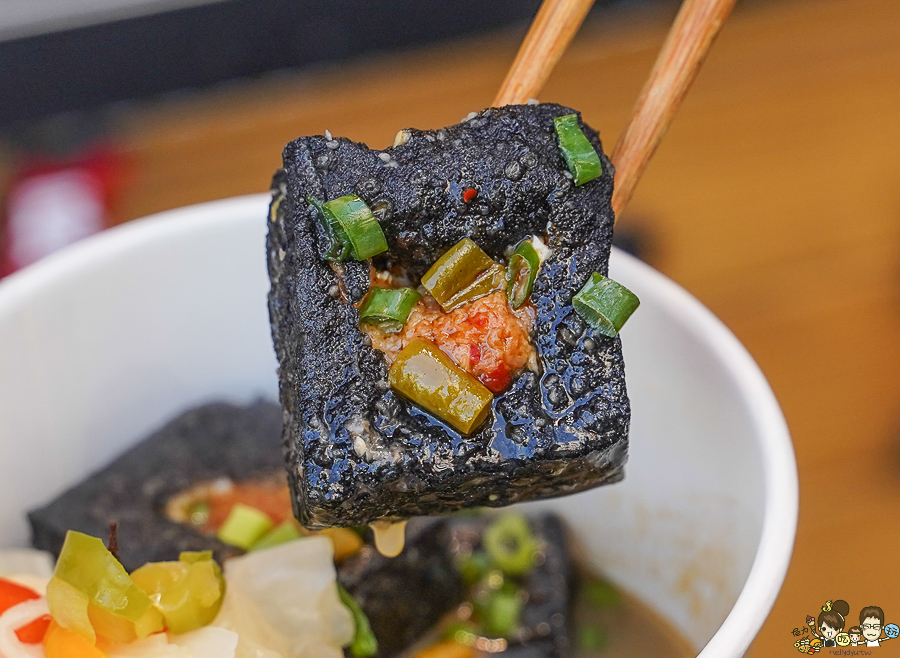 長沙臭豆腐 高雄 臭豆腐 夜市美食 必吃 排隊 獨家 獨門 特色 黑色臭豆腐 夜市必吃 高雄首間