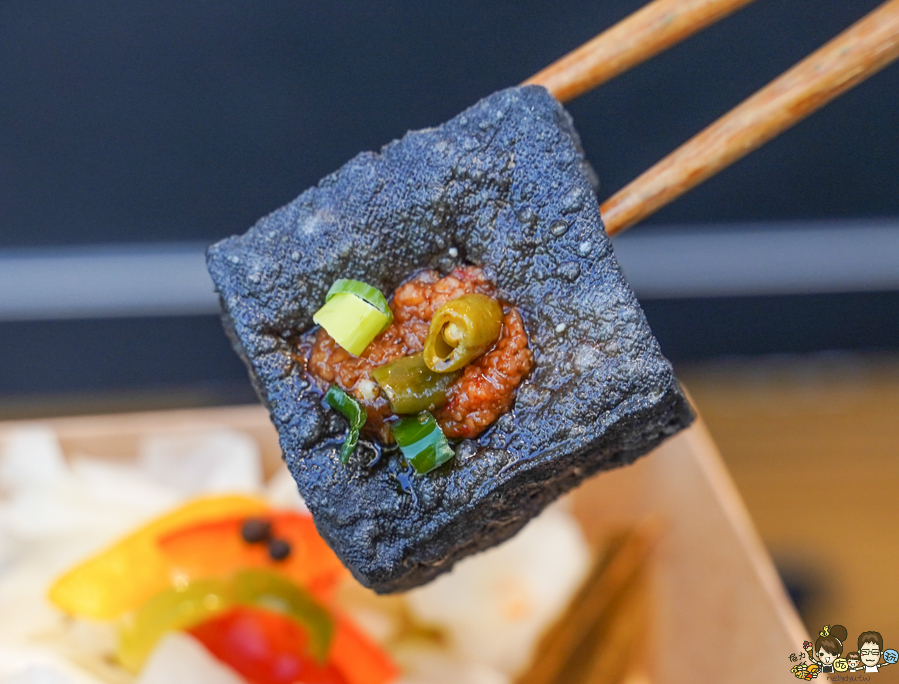 長沙臭豆腐 高雄 臭豆腐 夜市美食 必吃 排隊 獨家 獨門 特色 黑色臭豆腐 夜市必吃 高雄首間