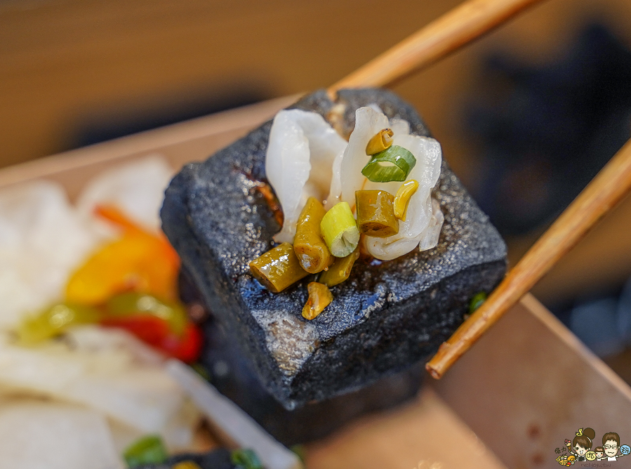 長沙臭豆腐 高雄 臭豆腐 夜市美食 必吃 排隊 獨家 獨門 特色 黑色臭豆腐 夜市必吃 高雄首間