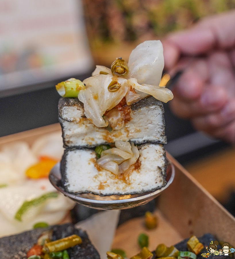 長沙臭豆腐 高雄 臭豆腐 夜市美食 必吃 排隊 獨家 獨門 特色 黑色臭豆腐 夜市必吃 高雄首間