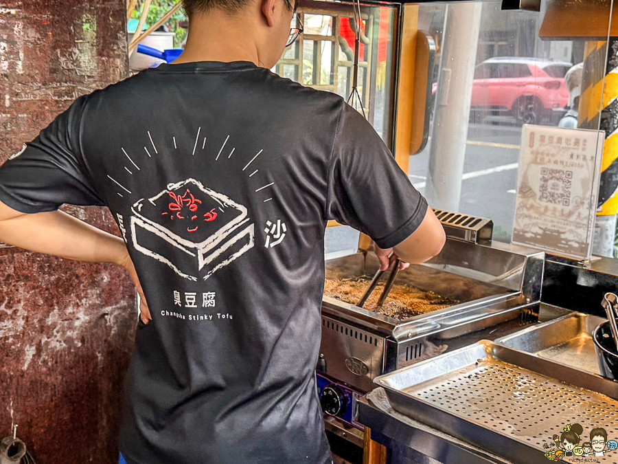 長沙臭豆腐 高雄 臭豆腐 夜市美食 必吃 排隊 獨家 獨門 特色 黑色臭豆腐 夜市必吃 高雄首間