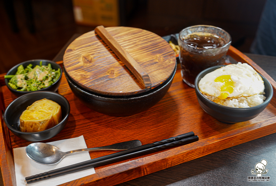 小歐圓 炭烤漢堡肉 炭烤雞腿排 炭燒 煙燻 獨門 苓雅市場 餐館 小餐廳 定食