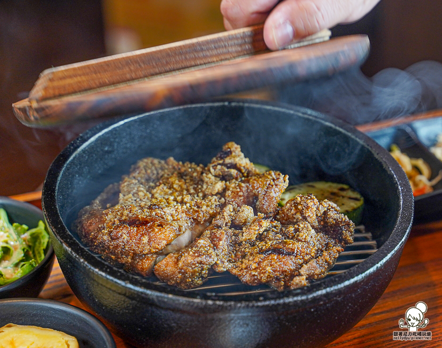 小歐圓 炭烤漢堡肉 炭烤雞腿排 炭燒 煙燻 獨門 苓雅市場 餐館 小餐廳 定食