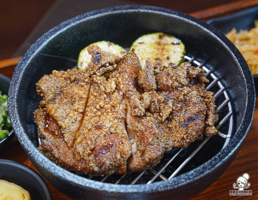 小歐圓 炭烤漢堡肉 炭烤雞腿排 炭燒 煙燻 獨門 苓雅市場 餐館 小餐廳 定食