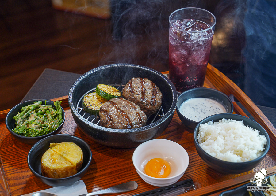 小歐圓 炭烤漢堡肉 炭烤雞腿排 炭燒 煙燻 獨門 苓雅市場 餐館 小餐廳 定食