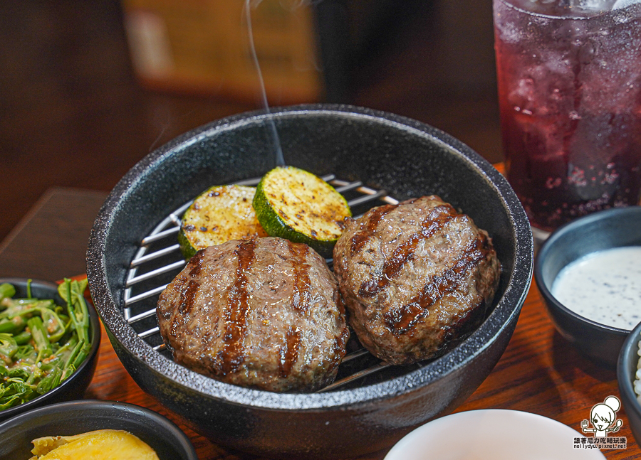 小歐圓 炭烤漢堡肉 炭烤雞腿排 炭燒 煙燻 獨門 苓雅市場 餐館 小餐廳 定食