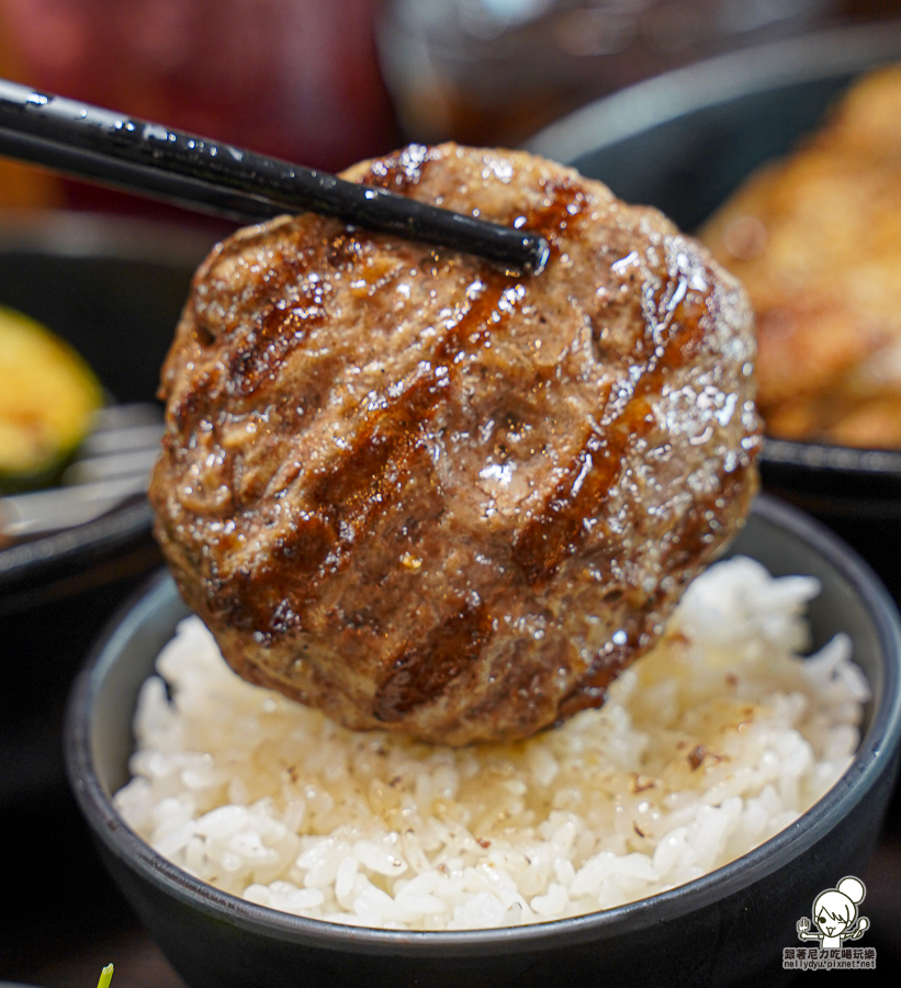 小歐圓 炭烤漢堡肉 炭烤雞腿排 炭燒 煙燻 獨門 苓雅市場 餐館 小餐廳 定食