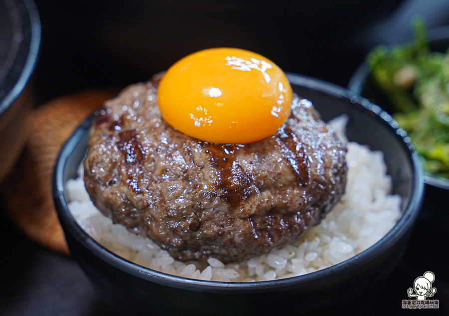 小歐圓 炭烤漢堡肉 炭烤雞腿排 炭燒 煙燻 獨門 苓雅市場 餐館 小餐廳 定食