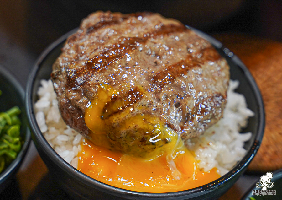 小歐圓 炭烤漢堡肉 炭烤雞腿排 炭燒 煙燻 獨門 苓雅市場 餐館 小餐廳 定食