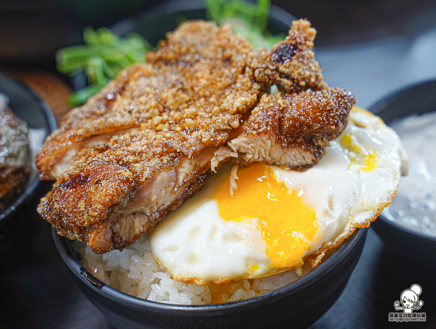 小歐圓 炭烤漢堡肉 炭烤雞腿排 炭燒 煙燻 獨門 苓雅市場 餐館 小餐廳 定食