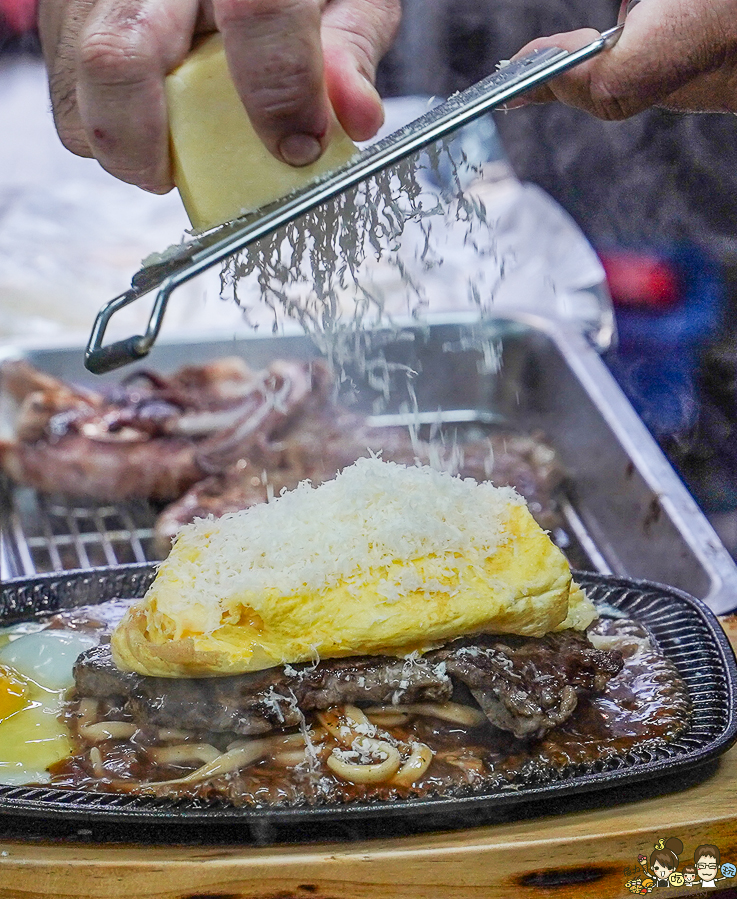 高雄美食 萬師父牛排館 高雄平價牛排 鐵板牛排 必吃 好吃 蔥花 香菜 皮蛋 吻仔魚 獨門 獨家