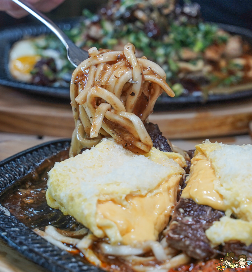 高雄美食 萬師父牛排館 高雄平價牛排 鐵板牛排 必吃 好吃 蔥花 香菜 皮蛋 吻仔魚 獨門 獨家