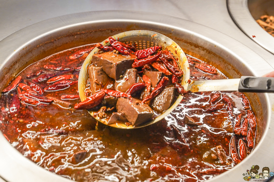 市場美食 自由黃昏市場 方芳麻辣手工菜 獨門 獨家 市場美食 滷味 乾鍋 好吃 麻辣燙 麻辣鴨血 鴨頭
