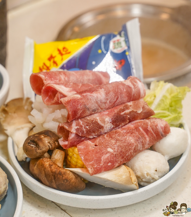 湯旺麻辣回轉火鍋-高雄總店 鍋物 左營 火鍋 吃到飽 回轉火鍋 迴轉 新奇 有趣 聚餐