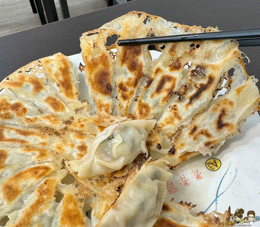 高雄 冰花煎餃 好吃 推薦 必吃 建工美食 學區美食 麵食館 李家煎餃梅樁園米麵食館