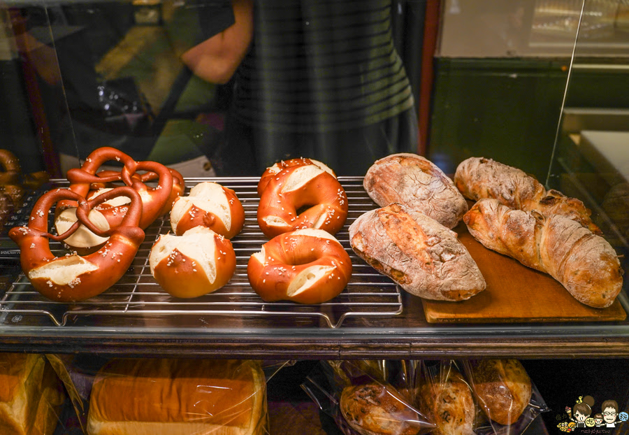 美食六樓A座 早午餐 下午茶 苓雅美食 麵包 吐司 小店 文青 手作 豬排三明治 沙拉 三明治 鮮奶吐司