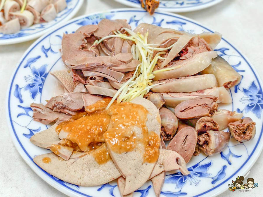 老鹽埕 鹽埕美食 必吃 阿財雞絲麵 雞絲麵 黑白切 豬舌 內臟 麵食 巷弄 老店 