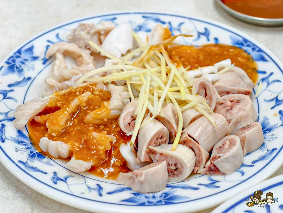 老鹽埕 鹽埕美食 必吃 阿財雞絲麵 雞絲麵 黑白切 豬舌 內臟 麵食 巷弄 老店 