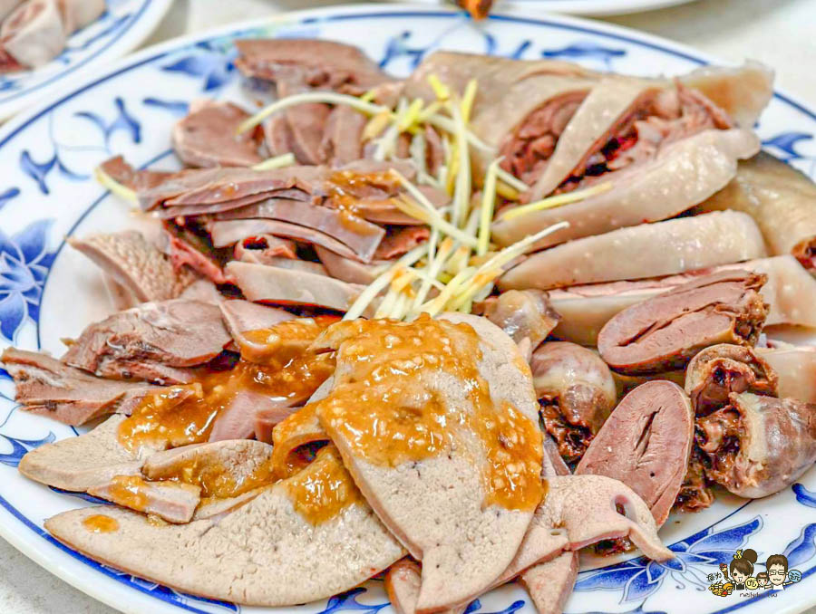 老鹽埕 鹽埕美食 必吃 阿財雞絲麵 雞絲麵 黑白切 豬舌 內臟 麵食 巷弄 老店 