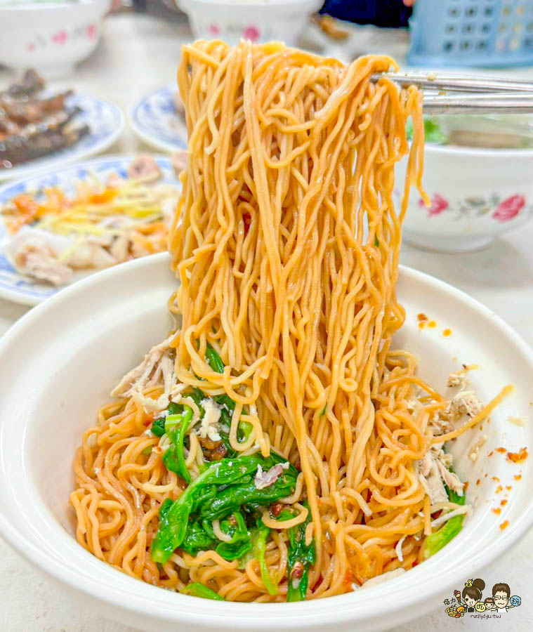 老鹽埕 鹽埕美食 必吃 阿財雞絲麵 雞絲麵 黑白切 豬舌 內臟 麵食 巷弄 老店 