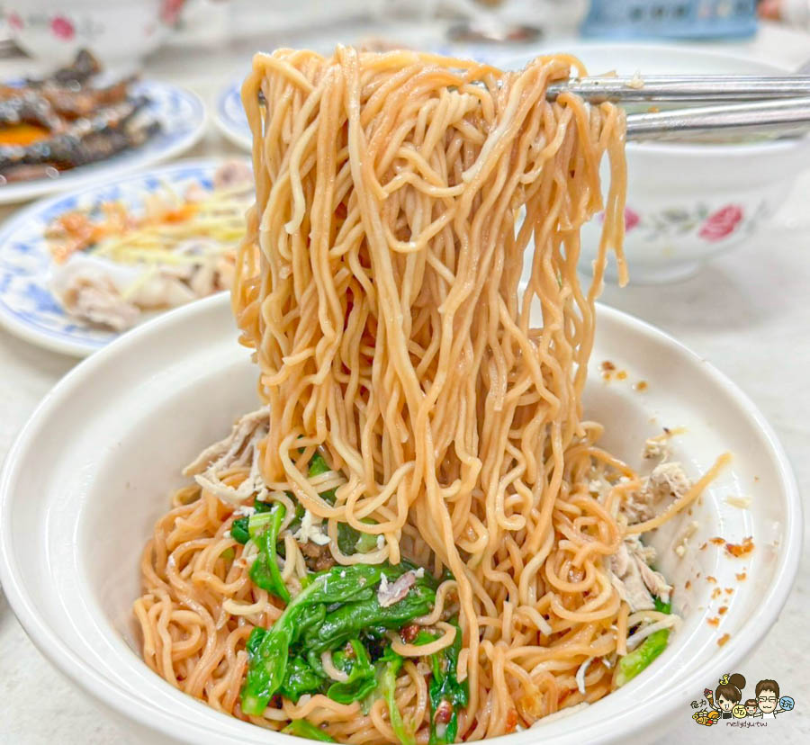 老鹽埕 鹽埕美食 必吃 阿財雞絲麵 雞絲麵 黑白切 豬舌 內臟 麵食 巷弄 老店 