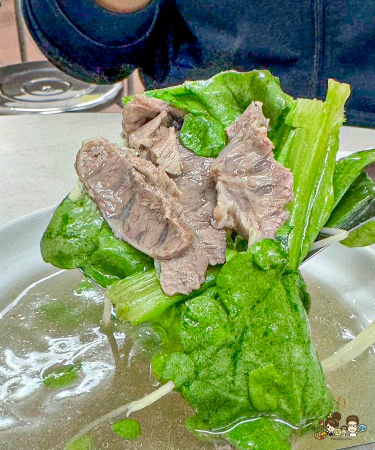 老鹽埕 鹽埕美食 必吃 阿財雞絲麵 雞絲麵 黑白切 豬舌 內臟 麵食 巷弄 老店 