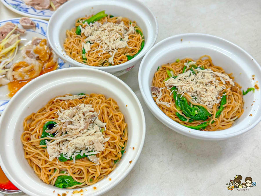 老鹽埕 鹽埕美食 必吃 阿財雞絲麵 雞絲麵 黑白切 豬舌 內臟 麵食 巷弄 老店 