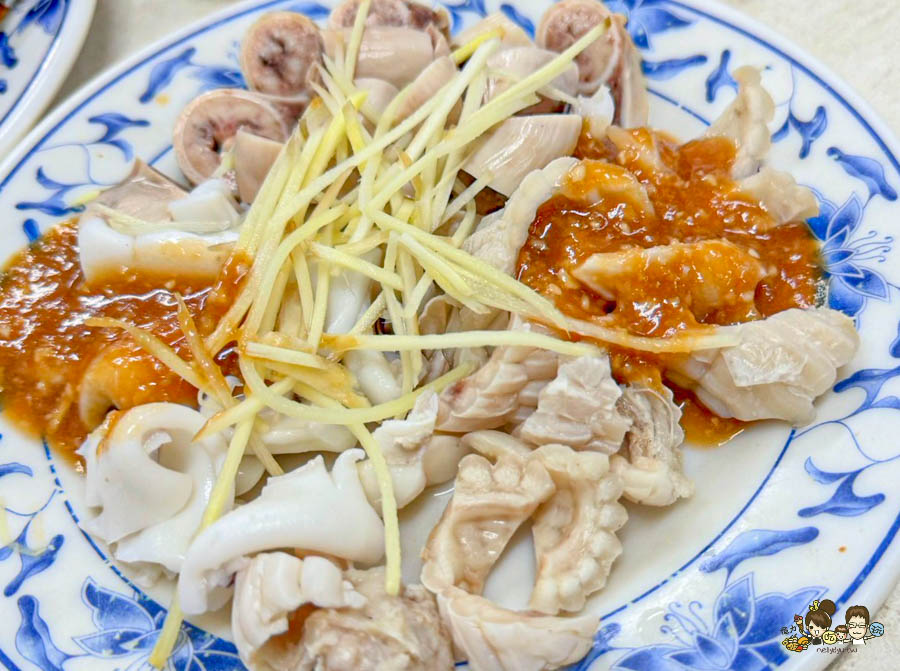 老鹽埕 鹽埕美食 必吃 阿財雞絲麵 雞絲麵 黑白切 豬舌 內臟 麵食 巷弄 老店 