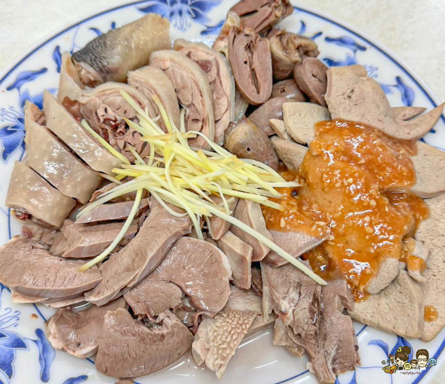 老鹽埕 鹽埕美食 必吃 阿財雞絲麵 雞絲麵 黑白切 豬舌 內臟 麵食 巷弄 老店 