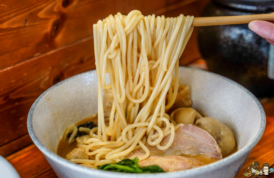 苓雅市場 肥佬粉濃厚豬肉豚骨湯粉專賣 唆粉 米線 干撈 獨門 濃厚湯頭 麵 米線 麻辣鴨血 特製小菜 獨門湯頭