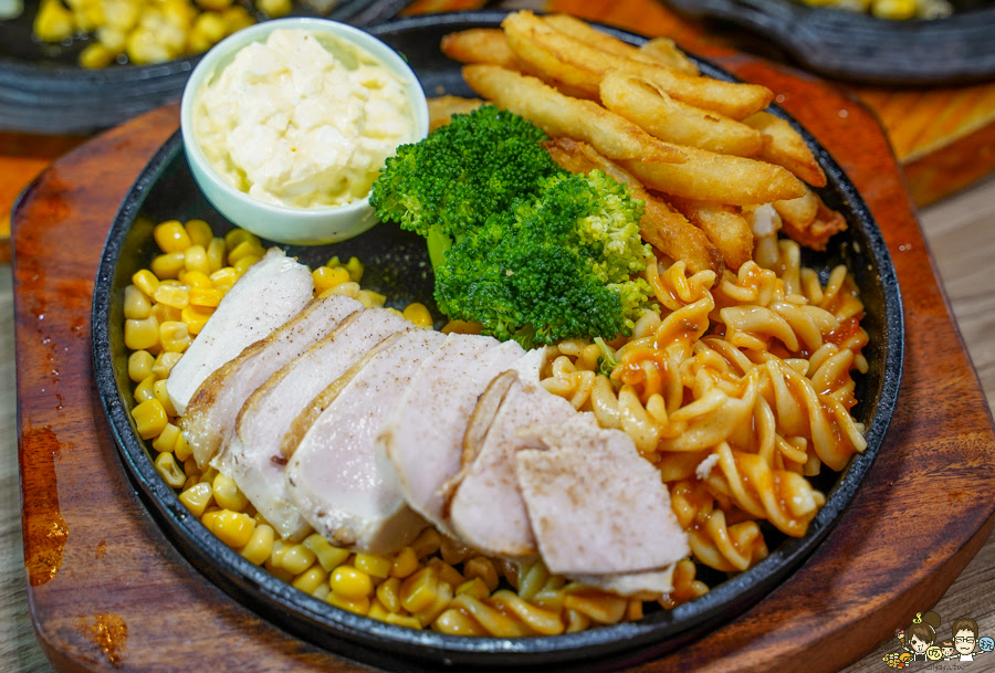 鬥牛士食堂 兒童節 親子 家庭客 鐵板牛排 高雄牛排 平價牛排 聚餐 推薦 地下室 自助吧