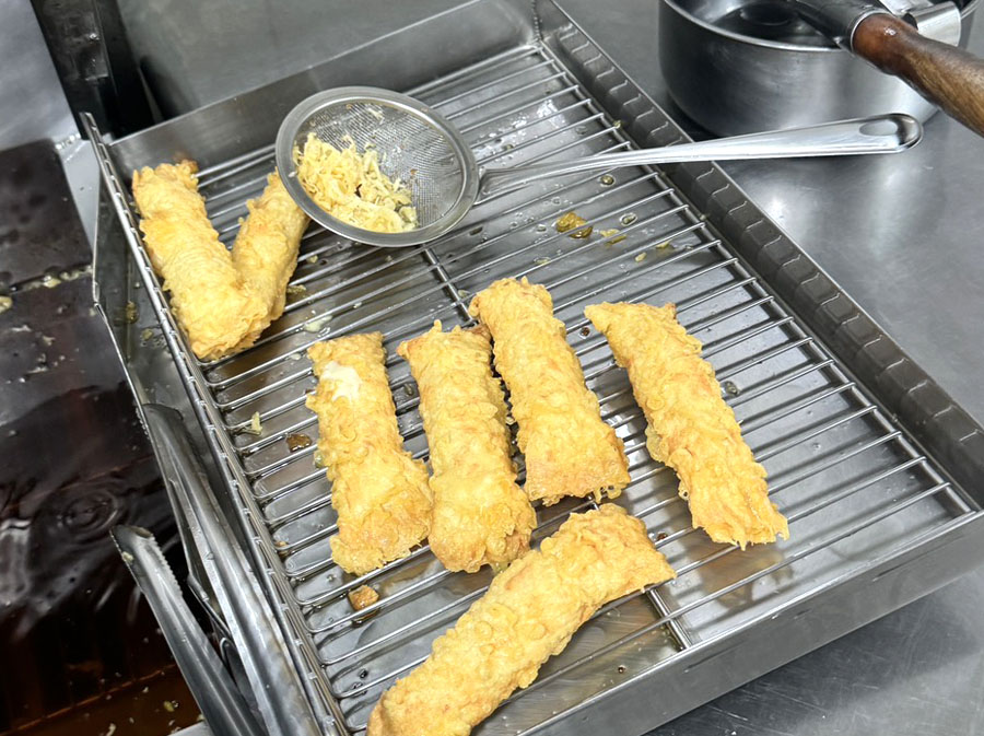 正香鮮旗魚黑輪 鳳山 老字號 市場 澄合市場 超過30年 高雄旗魚黑輪 好吃 黑輪片 花枝 花枝排 乳酪卷 鮮蝦 小吃 下午茶 團購 魚鬆 烤肉 伴手禮