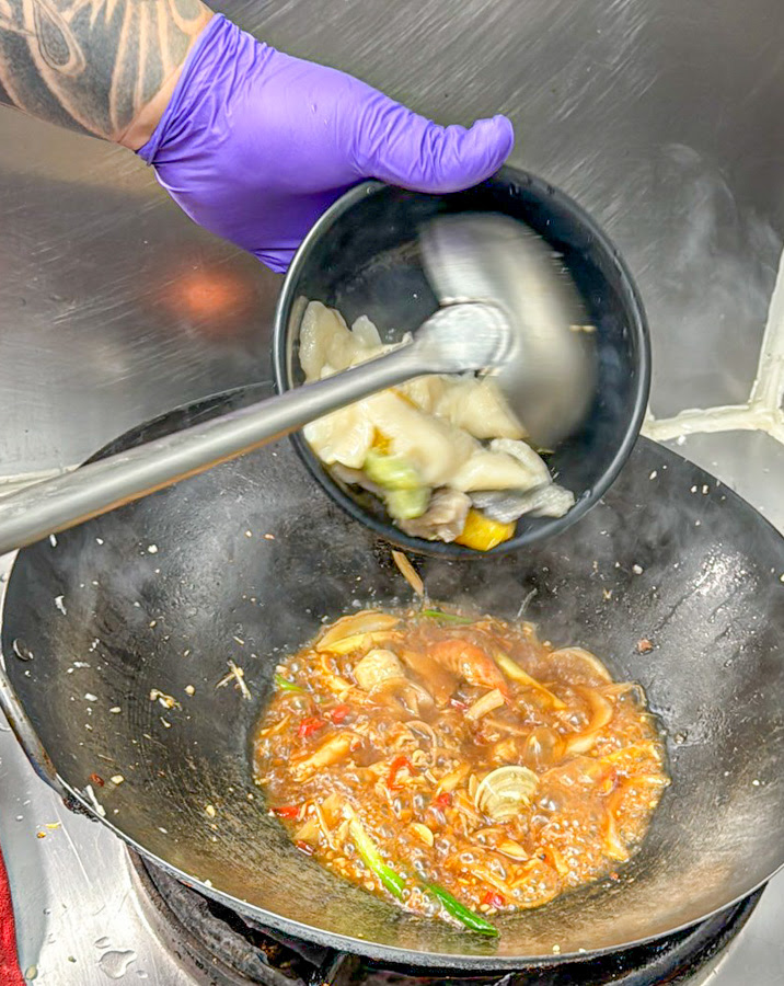 萬客臨彩色麵疙瘩 麵疙瘩 彩色 鍋燒 小吃 特色 獨門 炒麵疙瘩 炸物 炒飯 高雄必吃麵疙瘩