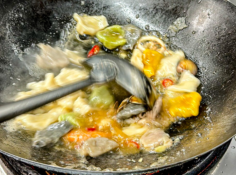 萬客臨彩色麵疙瘩 麵疙瘩 彩色 鍋燒 小吃 特色 獨門 炒麵疙瘩 炸物 炒飯 高雄必吃麵疙瘩
