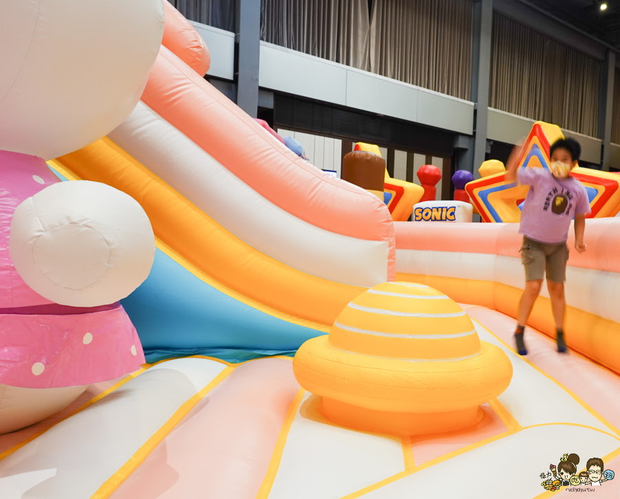 台灣獨家首場 Jumptopia 繽紛大冒險 ，跟著音速小子Sonic 暑假 室內 氣墊 親子 互動 百貨 新光三越 好玩 有趣 獨家