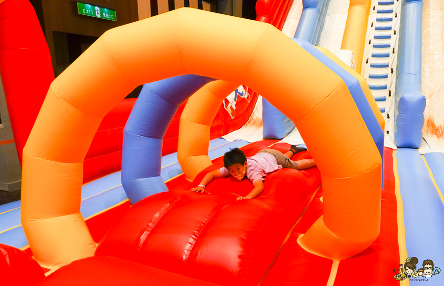 台灣獨家首場 Jumptopia 繽紛大冒險 ，跟著音速小子Sonic 暑假 室內 氣墊 親子 互動 百貨 新光三越 好玩 有趣 獨家