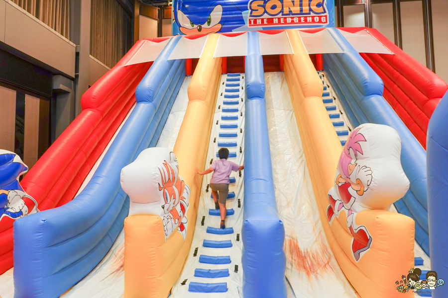 台灣獨家首場 Jumptopia 繽紛大冒險 ，跟著音速小子Sonic 暑假 室內 氣墊 親子 互動 百貨 新光三越 好玩 有趣 獨家