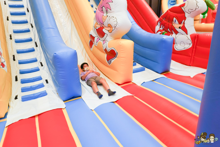 台灣獨家首場 Jumptopia 繽紛大冒險 ，跟著音速小子Sonic 暑假 室內 氣墊 親子 互動 百貨 新光三越 好玩 有趣 獨家