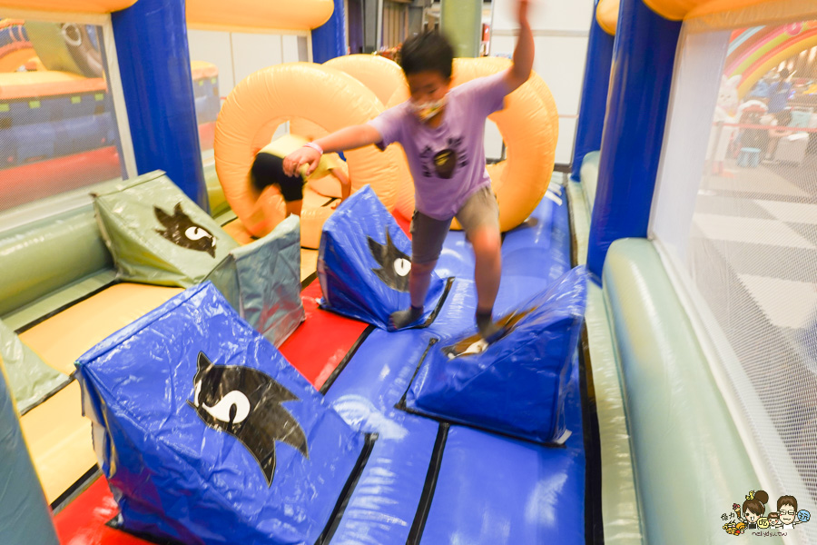 台灣獨家首場 Jumptopia 繽紛大冒險 ，跟著音速小子Sonic 暑假 室內 氣墊 親子 互動 百貨 新光三越 好玩 有趣 獨家