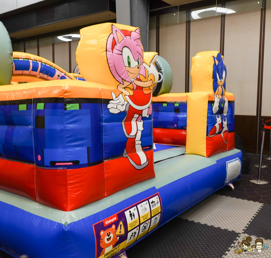台灣獨家首場 Jumptopia 繽紛大冒險 ，跟著音速小子Sonic 暑假 室內 氣墊 親子 互動 百貨 新光三越 好玩 有趣 獨家