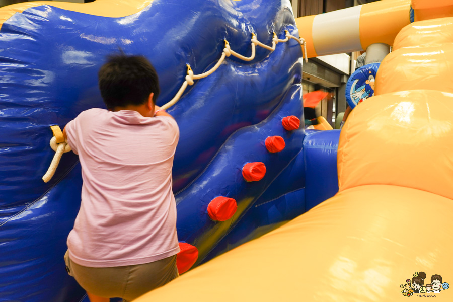 台灣獨家首場 Jumptopia 繽紛大冒險 ，跟著音速小子Sonic 暑假 室內 氣墊 親子 互動 百貨 新光三越 好玩 有趣 獨家