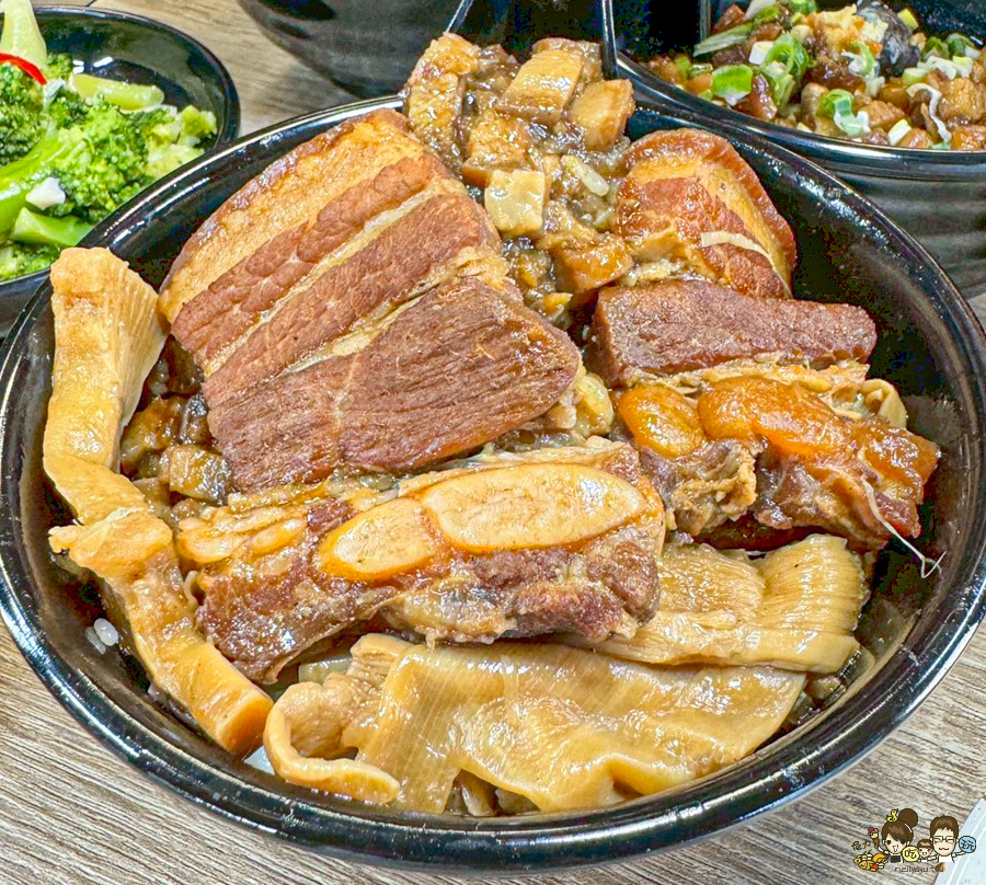 三兩二滷肉飯 黑豬肉 古早味 阿嬤 傳承 好吃 高雄美食 控肉飯 白菜滷 古早味 懷舊 隱藏版 蒸蛋湯