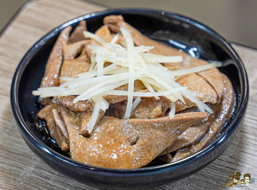 三兩二滷肉飯 黑豬肉 古早味 阿嬤 傳承 好吃 高雄美食 控肉飯 白菜滷 古早味 懷舊 隱藏版 蒸蛋湯