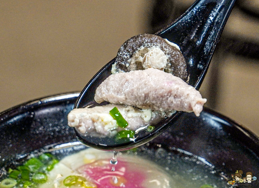 三兩二滷肉飯 黑豬肉 古早味 阿嬤 傳承 好吃 高雄美食 控肉飯 白菜滷 古早味 懷舊 隱藏版 蒸蛋湯