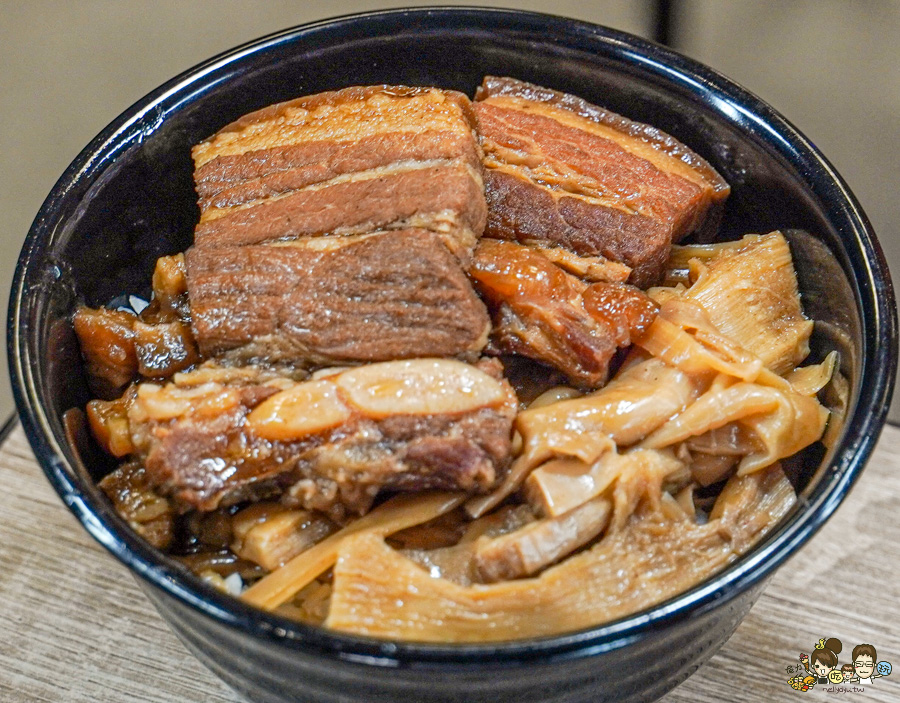 三兩二滷肉飯 黑豬肉 古早味 阿嬤 傳承 好吃 高雄美食 控肉飯 白菜滷 古早味 懷舊 隱藏版 蒸蛋湯